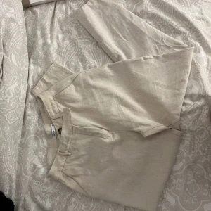 NAKD Linnebyxor - Superfina Linnebyxor från NA-KD, väldigt sparsamt använda. Storlek 38 ☺️