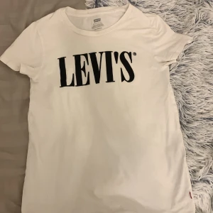 Levis T-shirt - Har inte  kommit till användning nypris var 300kr💕En basic vit tröja från levis (äkta) 