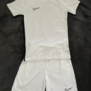 Nike dri-fit set  - Knappt använd och för liten nu darför jag säljer Pris kan diskuteras i dm