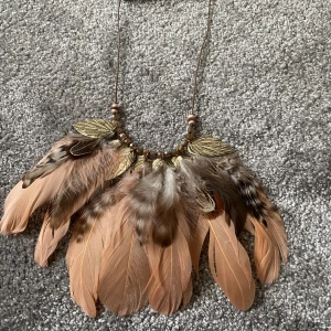Halsband fjädrar  - Helt nytt halsband med fjädrar i boho stil