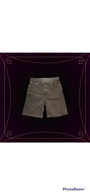 🌸Arket jorts 🐜 - Rusta upp inför sommaren med dem här shortsen! Najs mörkgrått denimtyg och sköna rymliga fickor från Arket • 🌱• Oanvända, mycket bra kvalitet • Midja: 42 •-• Längd: 56 •-• Innerben: 24 • 💗• Köp mer - betala mindre. Känn dig fri att komma med prisförslag •