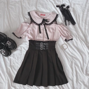 Ma*rs blus  - Blus från det populära japanska märket Ma*rs! Super fin och i gott skick! Dragkedje detalj med hjärta och satin rosett. Byst:96cm