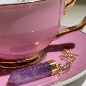 Halsband  - Halsband med lila sten (ametist). Kund väljer längd på kedjan o frakt ingår i priset! 🌸