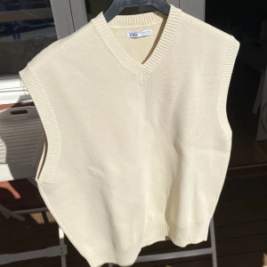 Stickad Tunn Väst  - Säljer min stickade tunna väst från Zara! Köpt för 399kr och är oanvänd, skick 10/10. Passar till både Medium och Small. Köp direkt för 250kr + frakt eller buda. 