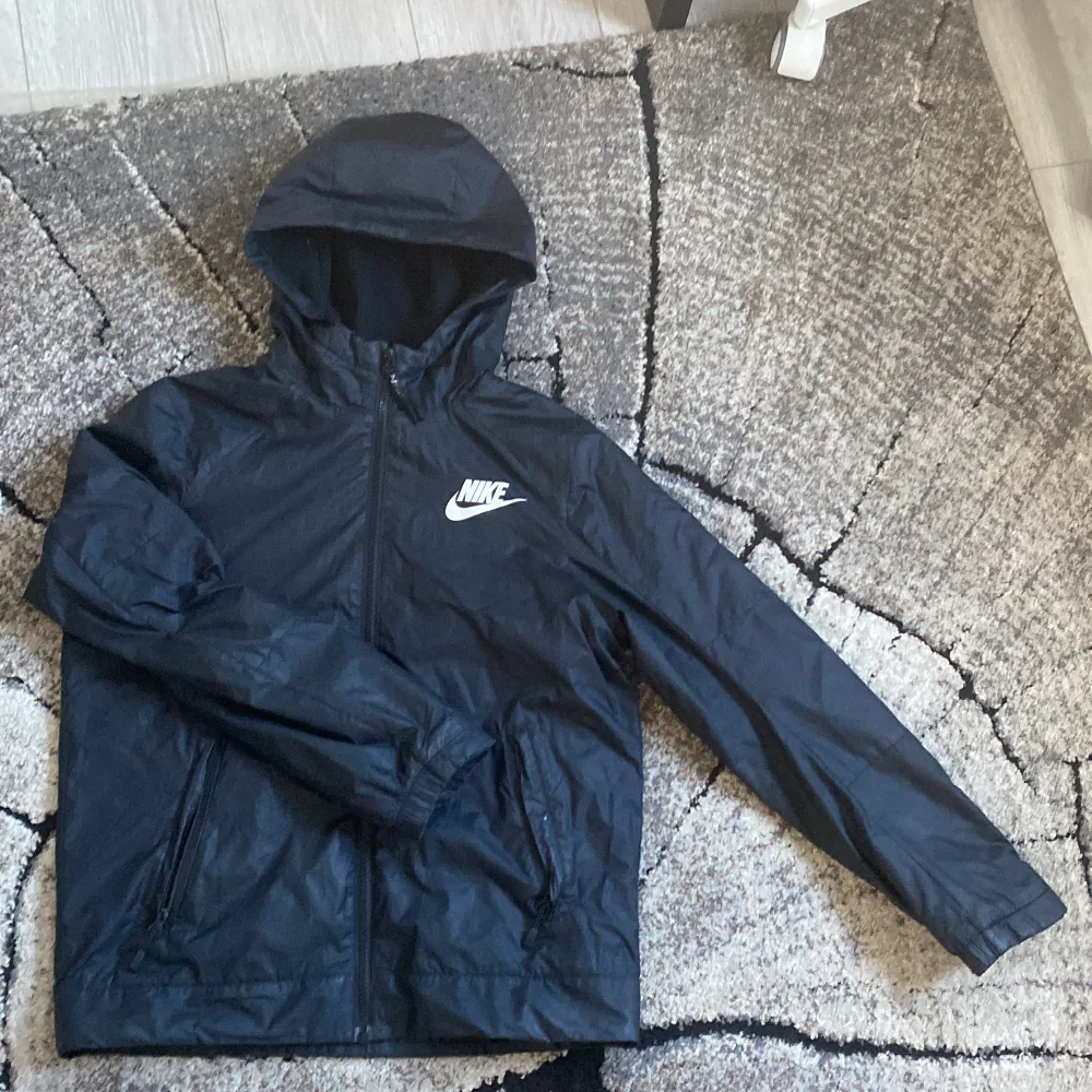 Säljer denna Nike jacka som är alldeles för liten för mig. Det är fleece material på insidan så den är perfekt för våren! . Jackor.