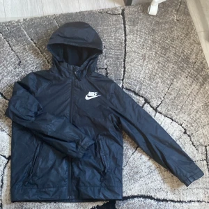 Nike jacka - Säljer denna Nike jacka som är alldeles för liten för mig. Det är fleece material på insidan så den är perfekt för våren! 