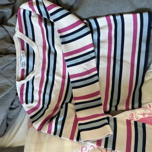 Tröja - Säljer denna super söta tröjan från zara i storlek xs/s💕