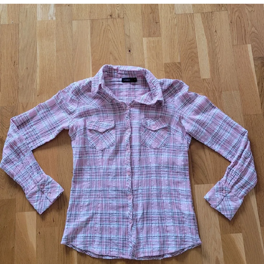 Skitsnygg skjorta från Lindex I storlek 36 (jag brukar ha S och på första bilden kan man se hur den sitter på mig). Den är knappt använda så i utmärkt skick! Kan fraktas, men köparen står för frakten💕. Skjortor.