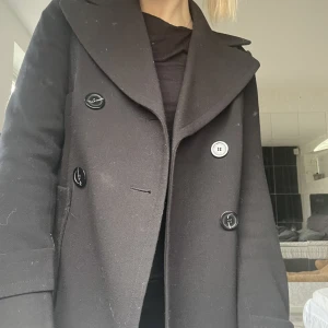 Svart kappa - Säljer min svarta kappa från hm