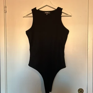 svart body  - jättesnygg body i lite tjockare material. nästan lite ribbad