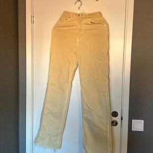 beigea jeans - beigea jeans från gina. vida ben. sparsamt använda