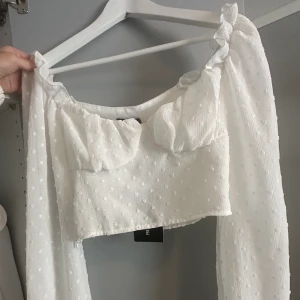 Söt topp  - Söt vit blus från Pretty little thing i storlek 36. Aldrig använd med prislappen kvar! 