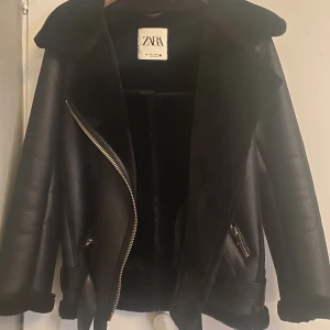 Skinnjacka - Päls/skinnjacka i storlek S men passar allt från XS-M. Köpt från Zara för 1100kr och använd 1 gång. 