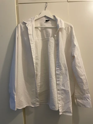 Skjorta Gina tricot - Vit skjorta, jättefin. Lite oversize