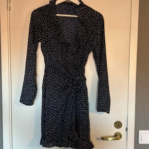 prickig klänning  - prickig klänning från oklart märke. även omlott. blå och vit