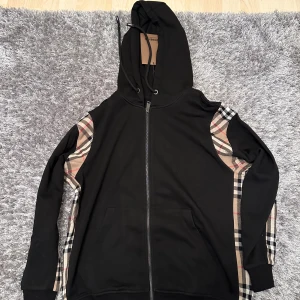 Burberry hoddie  - Burberry hoddie helt ny strl M passar även lite större S