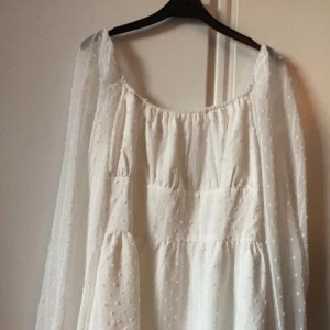 Vit klänning! - Säljer nu min superfina klänning då den blivit för liten! Endast andvänd 1 gång och är i nyskick. Hittade ingen bild på hur den satt på men på 2 bilden ser nu hur den sitter i bysten! Den är genomskinlig i ryggen och i armarna som man ser på andra bilden!