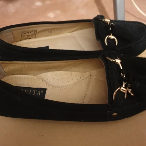 Skor - Snygga spadroner. Svarta med guld detaljer. Funkar utmärkt till årets alla årstider. (Säljer alla mina plagg billigt för att jag vill snabbt bli av med de)