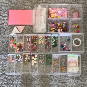 Berlocker och örhängen  - Här är massor med berlocker och örhänges krokar, påsar med klister klistermärken och örhängen lite pärlor också ❤️‍🔥