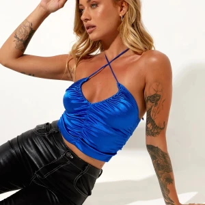 Blå satin crop top - Somrig och superfin blå glansig croptop (halterneck) från  Motel Rocks i storlek XS  Köpt för 350kr Aldrig använd 