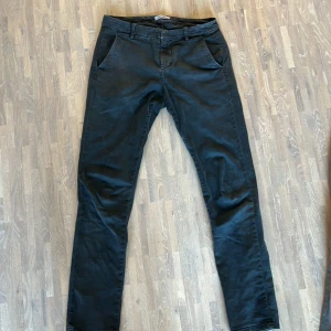 Dondup byxor - Säljer mina dondup chinos/byxor storlek 30.  Liten vit fläck över höger backfickan som inte går bort. Condition 6/10