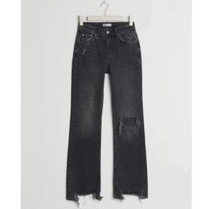 Säljer mina ”Full length petite flare jeans” från Gina Tricot i storlek 30. Jeansen är i bra skick och perfekt längd för mig som är ca 160cm. De är något tajta på mig som vanligtvis har storlek 32 i byxor🩶