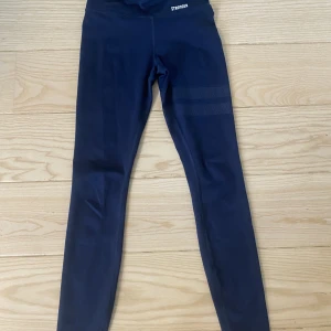Stronger byxor - Nu säljer jag dessa marinblåa stronger tights i storlek XS! Köpta för 900kr men säljer för 450kr🤩Fint skick! Hör av dig för fler bilder eller frågor! 💞