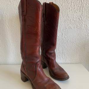 Snygga boots, äkta läder brun/röda. 