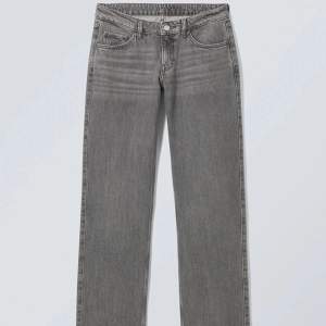 Säljer dessa populära jeans från weekday. Modellen ”arrow low straight”. Inte använda nå mycket alls då de är för stora för mig! Storlek 23🥰350 kr + frakt eller bud med rätt att neka!