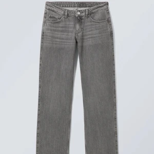 Weekday arrow low - Säljer dessa populära jeans från weekday. Modellen ”arrow low straight”. Inte använda nå mycket alls då de är för stora för mig! Storlek 23🥰350 kr + frakt eller bud med rätt att neka!