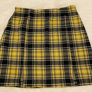  Kjol - Säljer denna kjol för att jag inte använder den längre och den är i bra skick har använt den i få tals gånger. Kontakta om information. ❤️