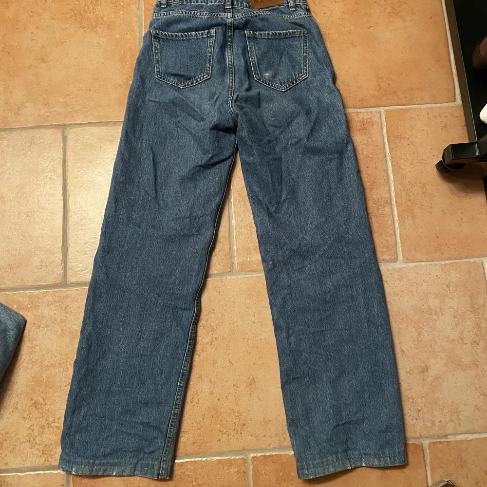 - mörkblå, vida jeans  - midwaist  - lös passform  - i bra skick  - köpta för 550kr. Jeans & Byxor.