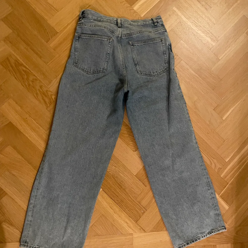 Jeans från &otherstories i storlek 27. . Jeans & Byxor.
