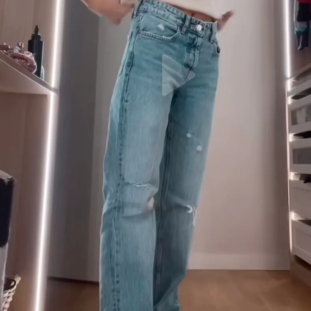 Ett par skit snygga populära jeans från zara som tyvärr är för små för mig! Därför hoppas jag att de kan komma till bättre användning hos någon annan🤍  Har tyvärr inga bättre bilder, men om du är intresserad skickar jag gärna! . Jeans & Byxor.