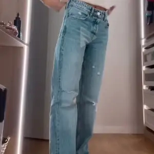 Ett par skit snygga populära jeans från zara som tyvärr är för små för mig! Därför hoppas jag att de kan komma till bättre användning hos någon annan🤍  Har tyvärr inga bättre bilder, men om du är intresserad skickar jag gärna! 