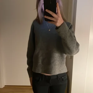 Zara tröja - Säljer denna sjukt snygga Zara tröjan😻 säljer pga att den inte kommer till användning och behöver verkligen pengarna💕 köpt för 400kr men säljer för 200kr💕