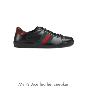 GUCCI ACE LEATHER SNEAKER - Säljer Gucci’s ikoniska svarta läder sneakers. Använda fåtal gånger! I mycket bra skick. Köpta från Gucci hemsidan, självfallet finns kvittens på köpet. Storlek 43 (Enbart seriösa köpare + snabb affär)