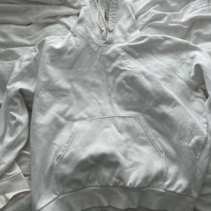 Vit Weekday hoodie  - Vit Weekday hoodie - använder inte längre. Rätt så bekväm och varm. Sitter bra. Finns några fläckar på framsidan 