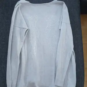 En fin grå stickad ribbad tröja från Ava med vingar på baksidan i stl M💗 inköpt för ca 199!