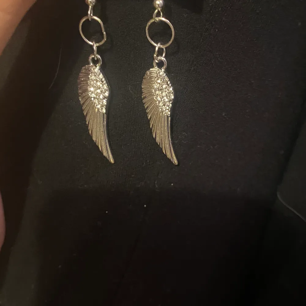 Säljer dessa superfina egengjorda örhängen i silver! Dessa kostar 89kr❤️. Asusteet.