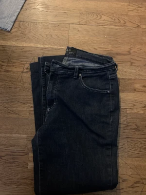 Jeans by Bessie - Jeans by Bessie fina med en diamant liknande sak i mitten av knappen:) 98% Cotton 