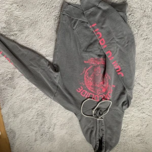 Hoodie - En fin hoodie från boohoo i st s men passar ca-m. Använd ett fåtal gånger och kommer helt enkelt inte till användning längre. Skriv gärna för fler bilder/frågor❤️