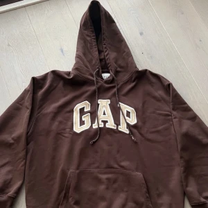 Gap hoodie - Säljer denna gap hoodie då den inte kommer till användning, har används fåtal gånger. Köpare står för frakt❣️ Om man vill ha fler bilder så kan man fråga privat.
