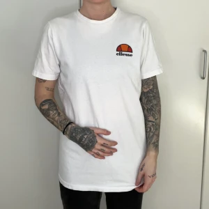 Tshirt  - Jag är 160 cm lång. Kan mötas upp eller skicka