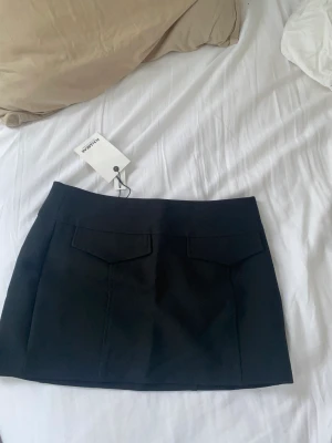 Svart kjol - Svart pull & bear kjol, storlek XS. Aldrig använd. För liten på mig. 
