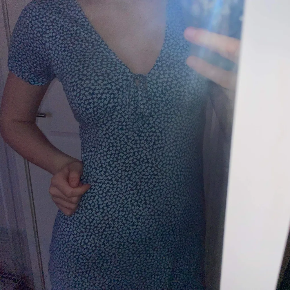 Min absoluta favorit klänning men tyvärr blivit liten. Köpte den förra sommaren och har använt den några gånger. Storlek S.. Klänningar.