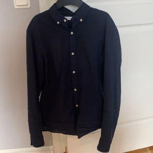 MörkBlå Skjorta - Tja, säljer min gamla linneskjorta från zara. Köpt i Frankrike förra sommarn. Storlek: S. Skick: 9/10, jävligt bra skick,  inga hål eller missfärgningar. Nypris: 400 kr. Mitt pris: 249 kr. Kontakta mig för fler bilder eller info!
