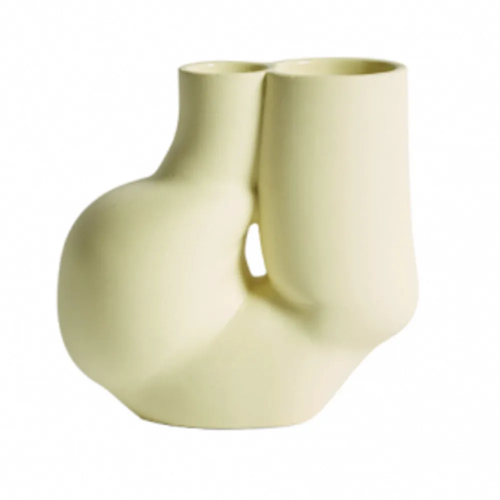 Ljusgul chubby vase från HAY. Använd men inga märken på utsidan 🧡Nypris ca 900kr. Övrigt.