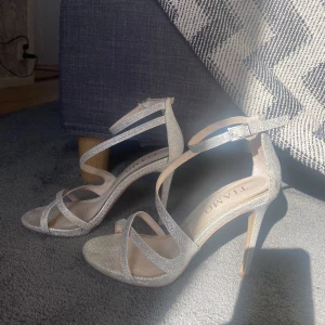 Klackskor - Säljer nu dessa superfina klackskor från tiamo i storlek 37 . Skriv till mig för mer information 💕