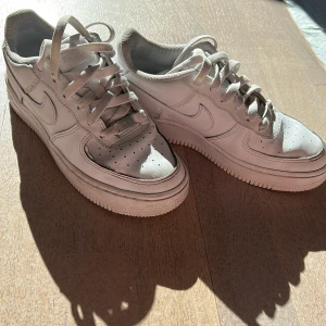 Säljer dessa Nike airforce storlek 36.5 - Fina Nike skor i storlek 36.5, skorna har en skada på höger sko. Skorna är använda förra sommarn.